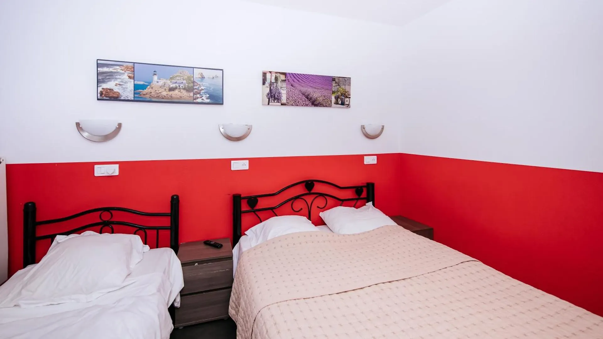 ***  פריז Hotel De La Poste צרפת