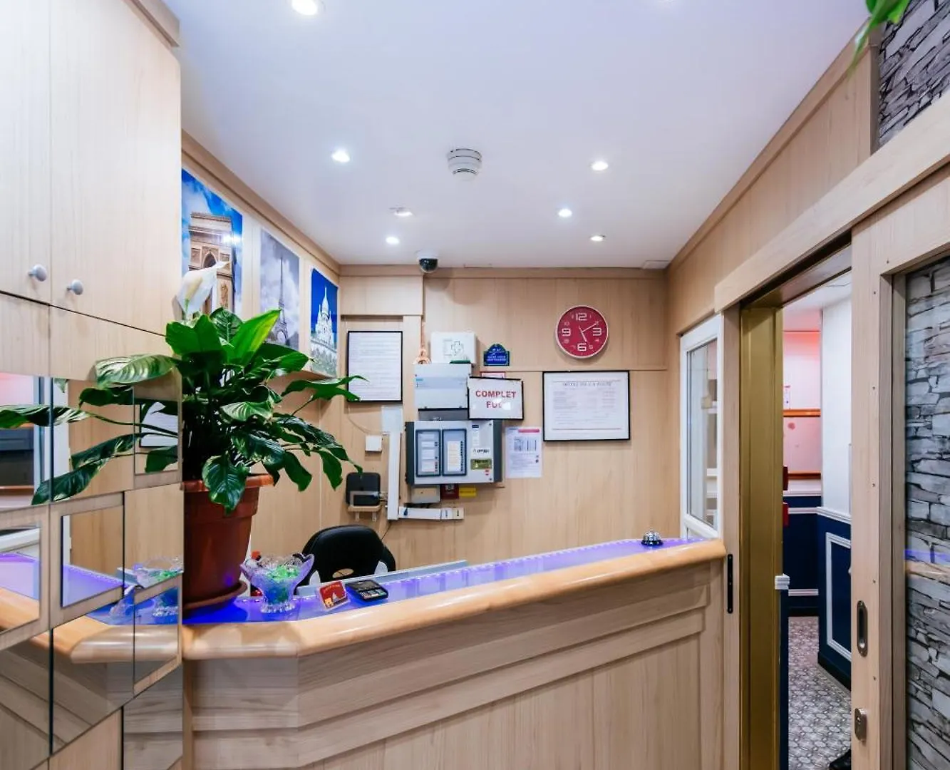 פריז Hotel De La Poste 3*,  צרפת
