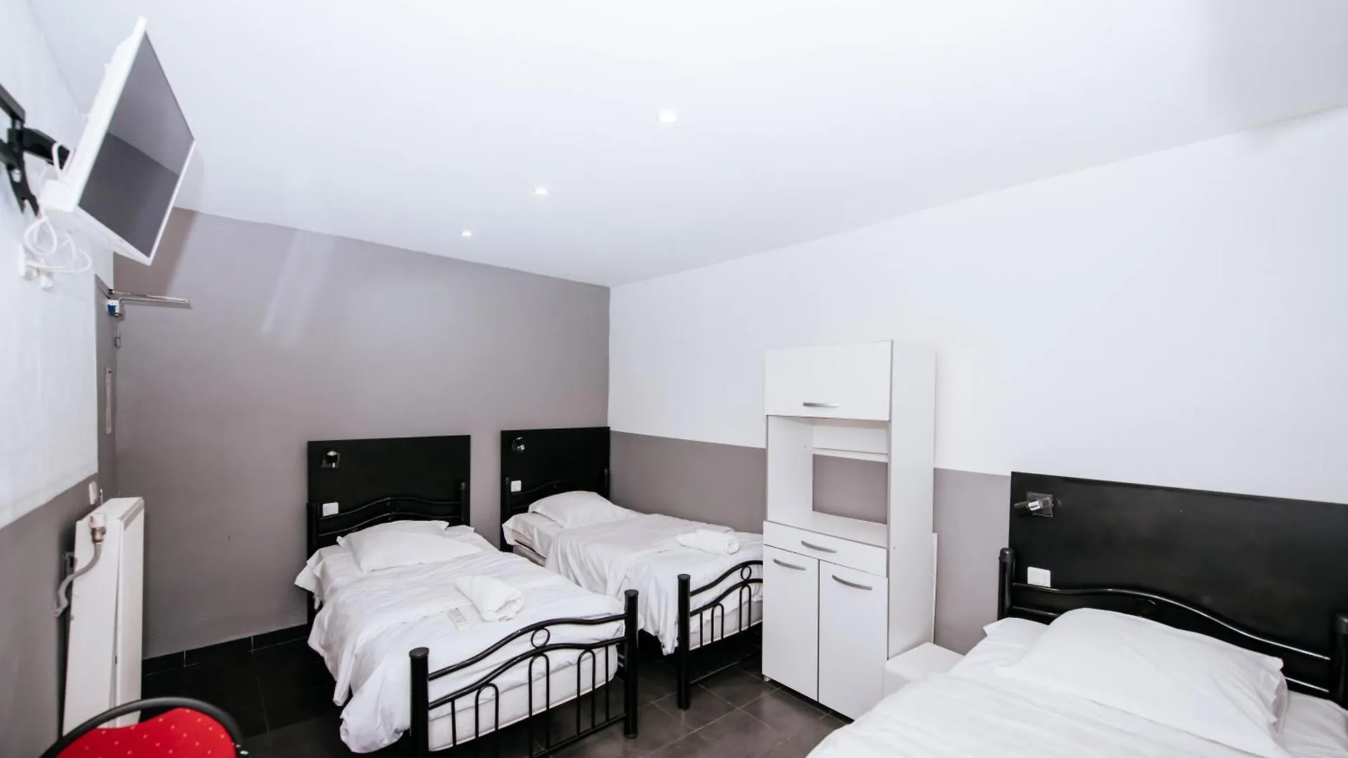 ***  פריז Hotel De La Poste צרפת