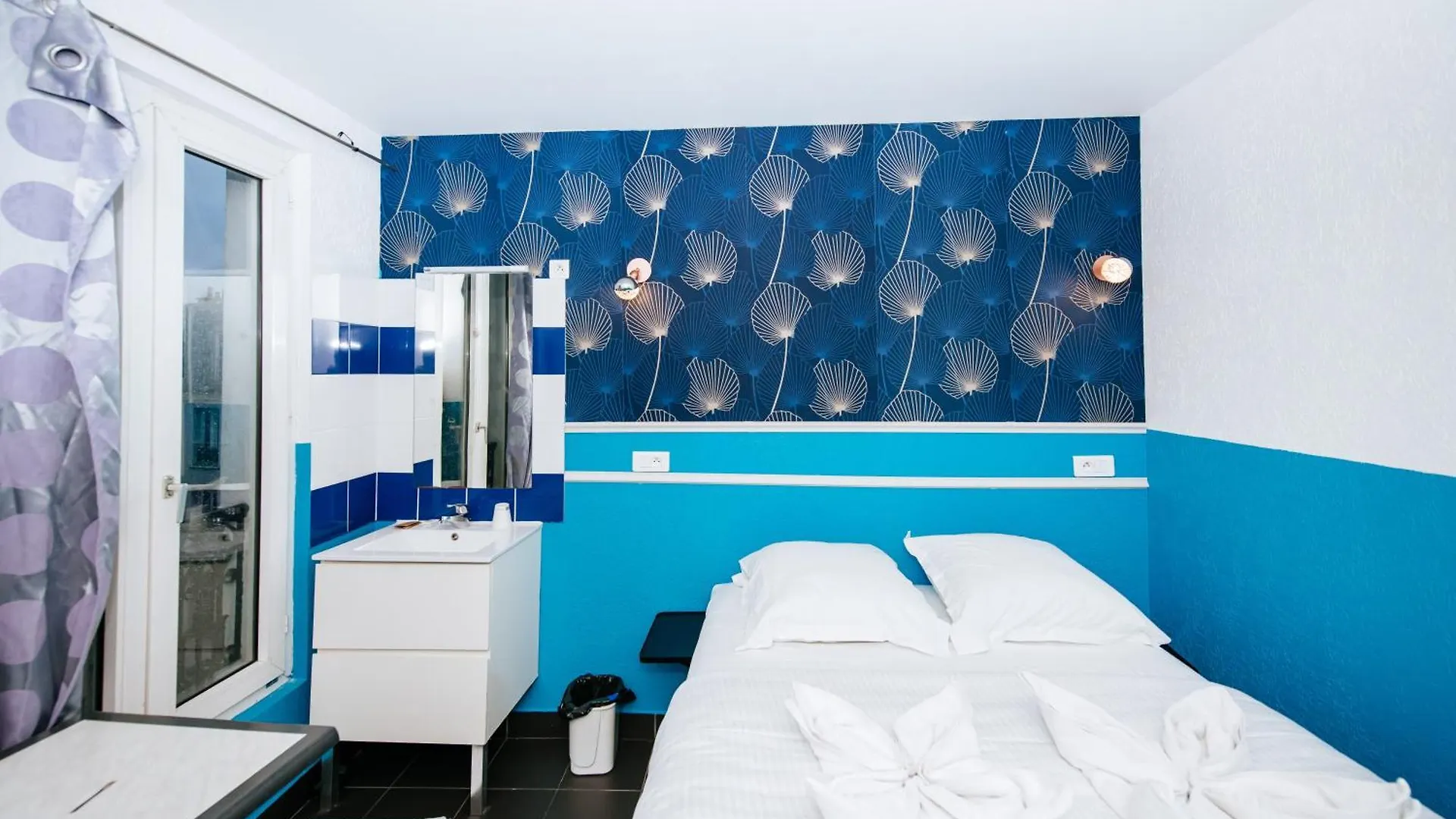 ***  פריז Hotel De La Poste צרפת