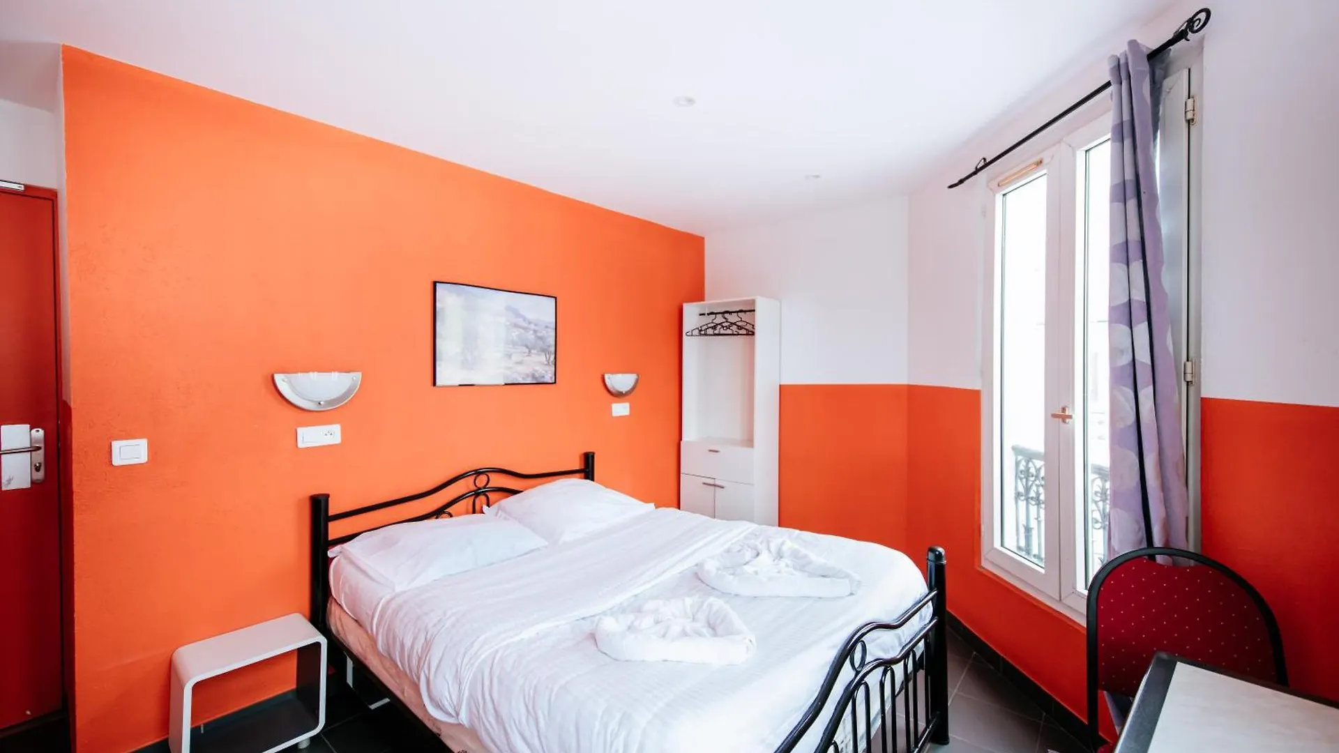 פריז Hotel De La Poste 3*,  צרפת