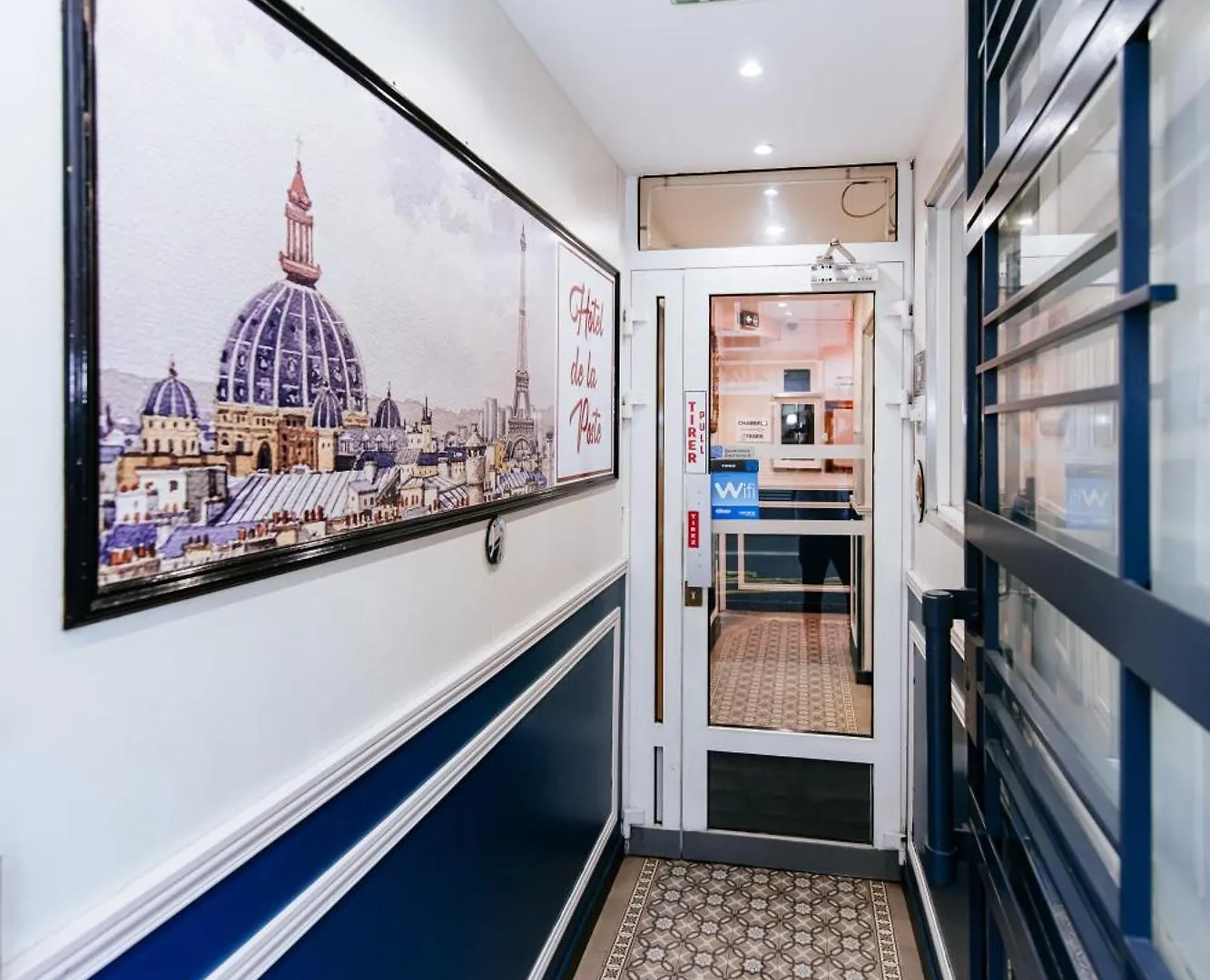 ***  פריז Hotel De La Poste צרפת