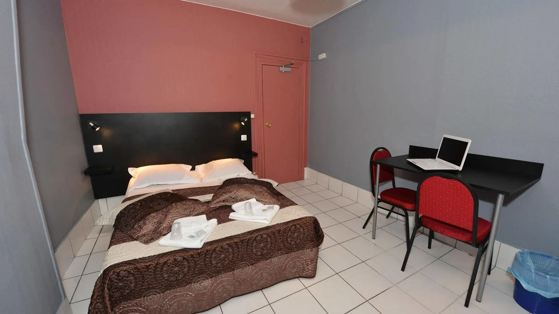 ***  פריז Hotel De La Poste צרפת