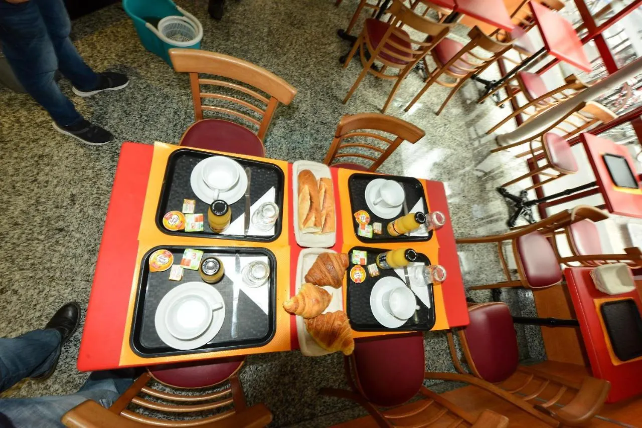 ***  פריז Hotel De La Poste צרפת