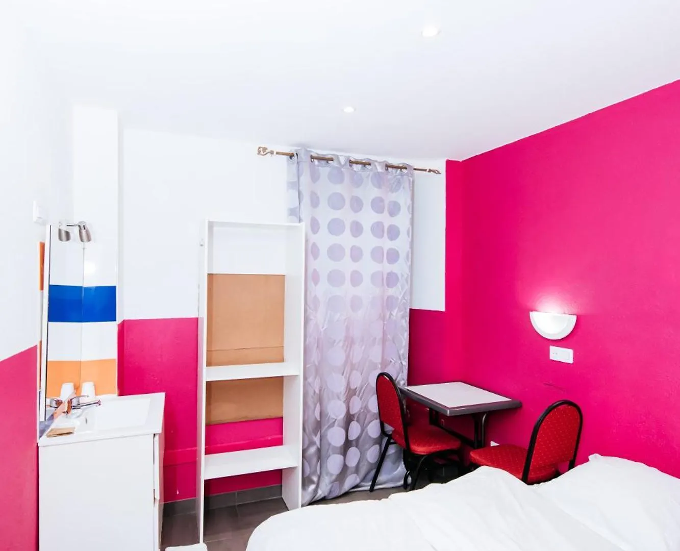 Hotel De La Poste Paris 3*,