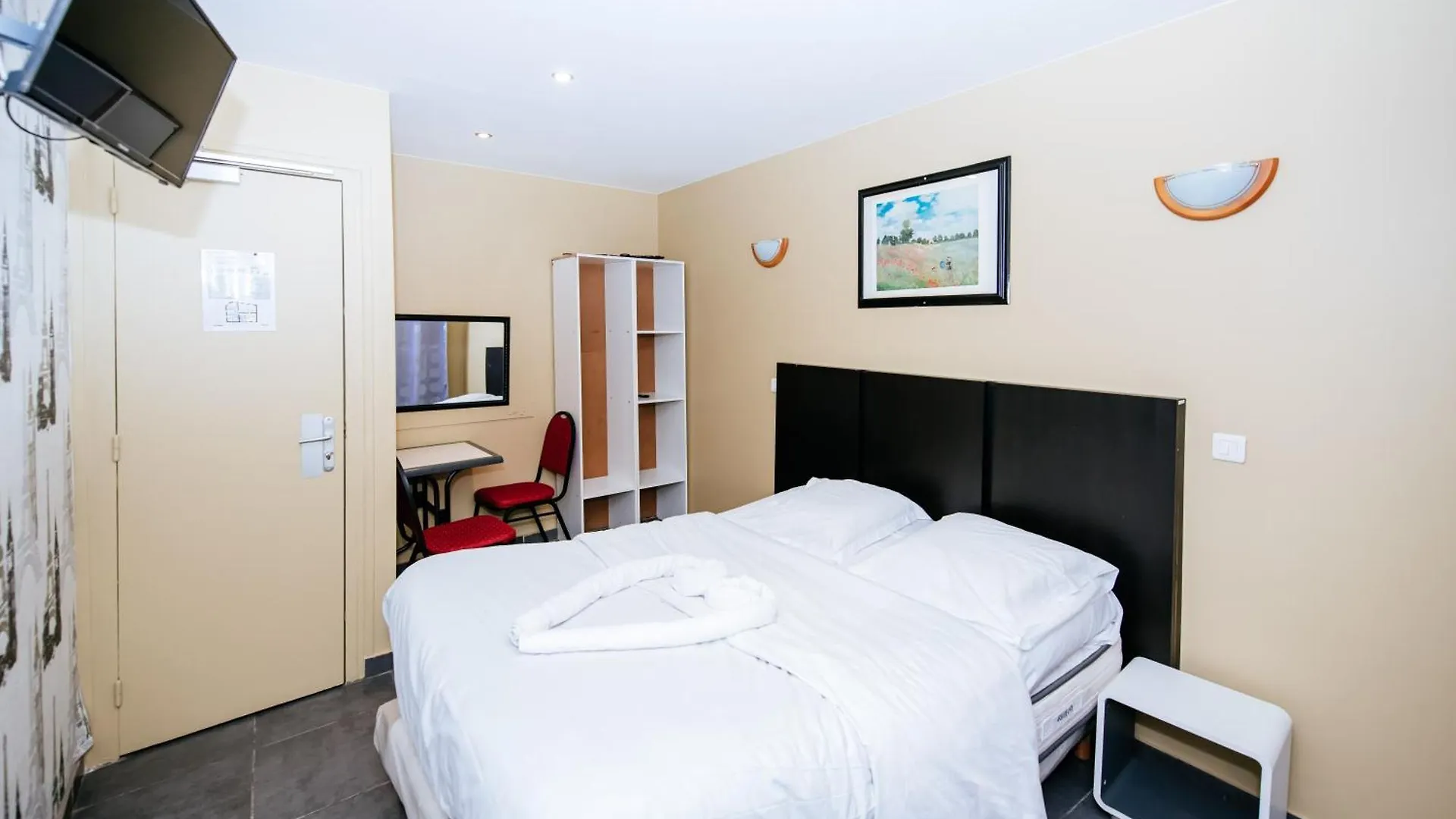 Hotel De La Poste Paris 3*,