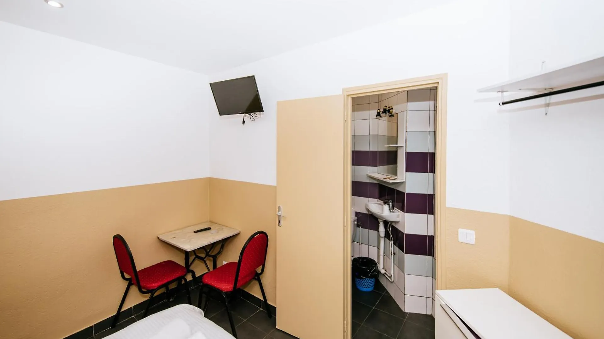 Hotel De La Poste Paris 3*,